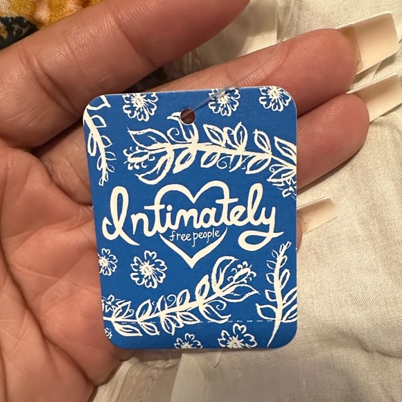 Elegant Floral Lace Chemise in Cream and Yellow - Picture 5 of 7